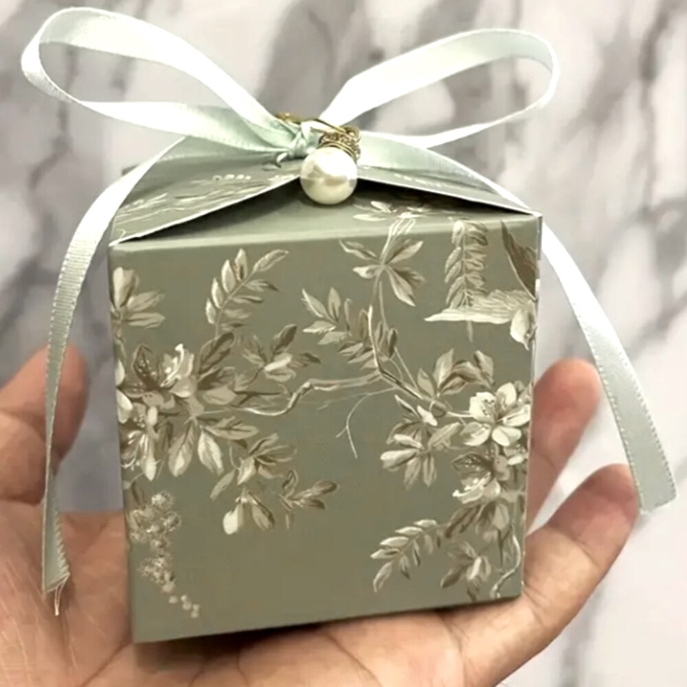 50pcs Green Elegant Floral Wedding Favor Boxes with Velvet Ribbon & Pearls - Picture 2 of 7